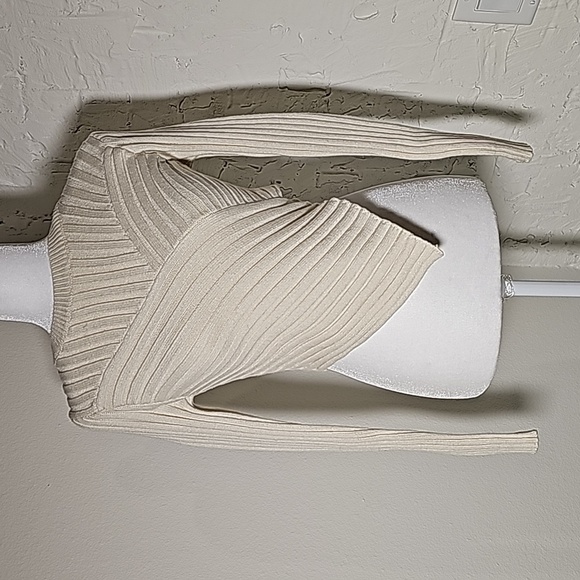 Le Lis Assymetrical Hem Sweater Top Ribbed Crop Round Neck Long Sleeve Cream XS - Picture 3 of 14